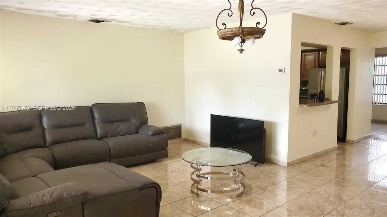 En Venta: $555,000 (4 camas, 2 baños, 2058 Pies cuadrados)