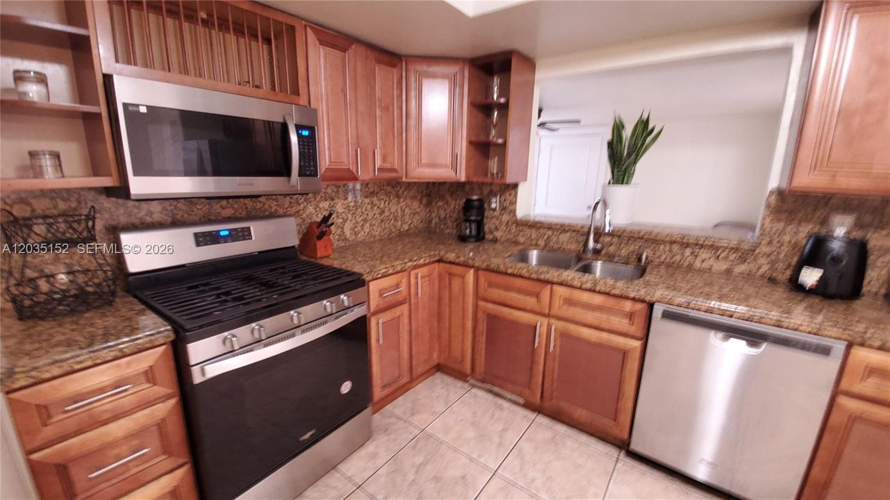 En Venta: $555,000 (4 camas, 2 baños, 2058 Pies cuadrados)