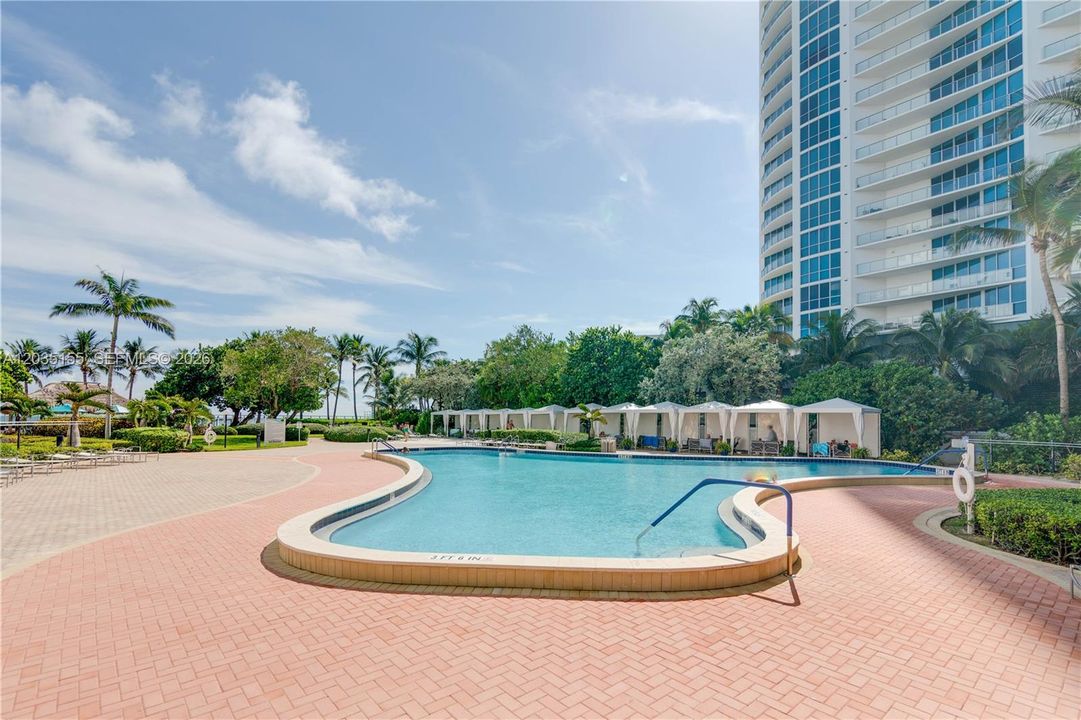 For Rent: $2,800 (1 beds, 1 baths, 883 Square Feet)