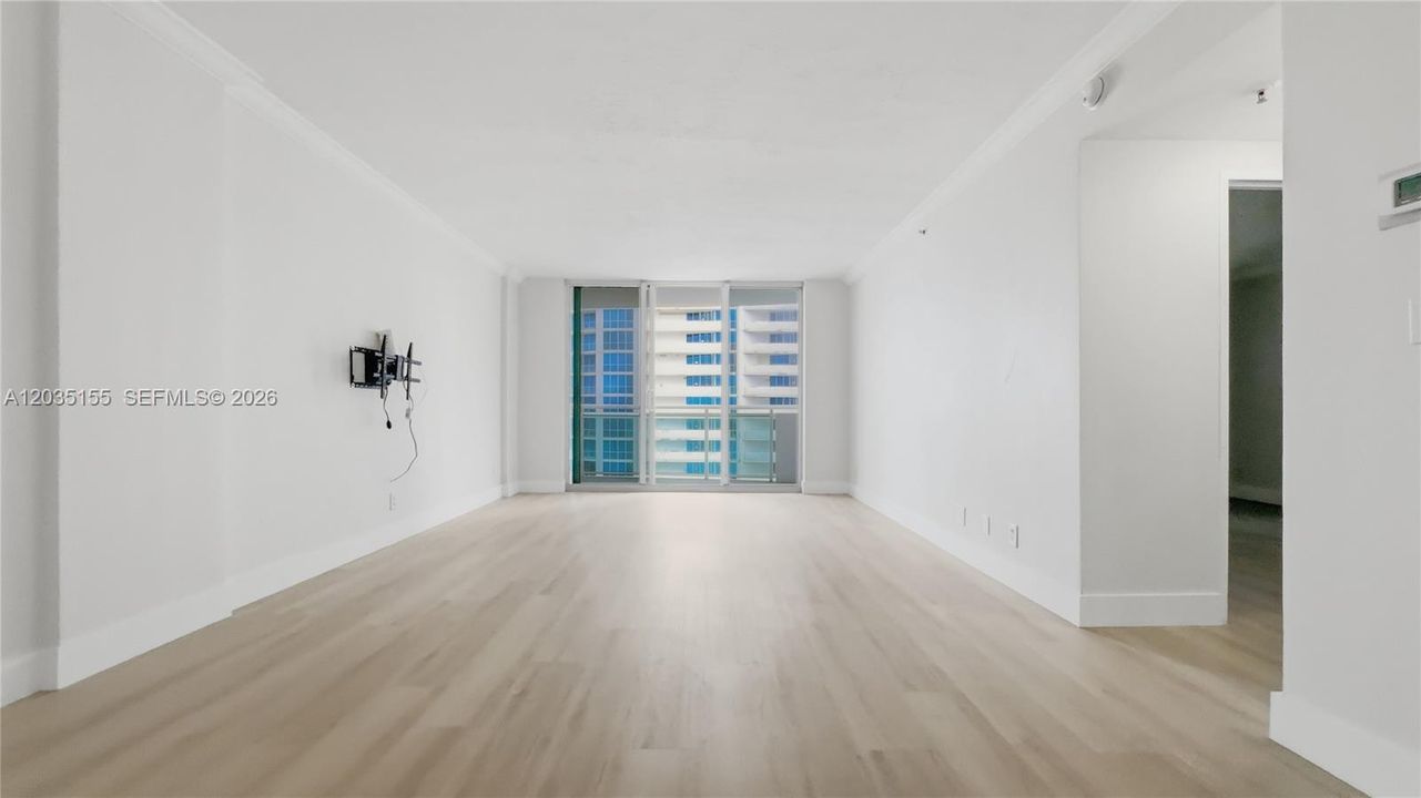 For Rent: $2,800 (1 beds, 1 baths, 883 Square Feet)