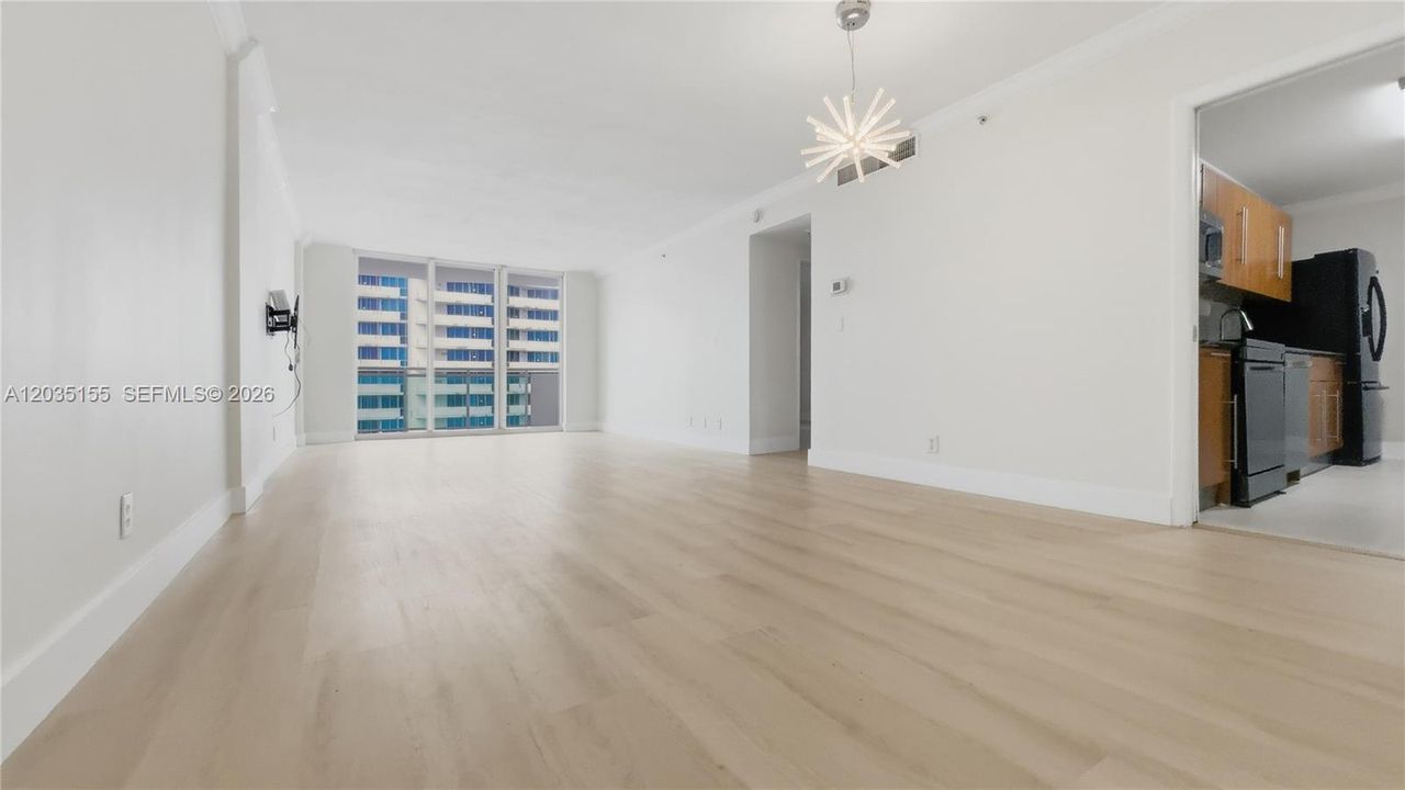 For Rent: $2,800 (1 beds, 1 baths, 883 Square Feet)