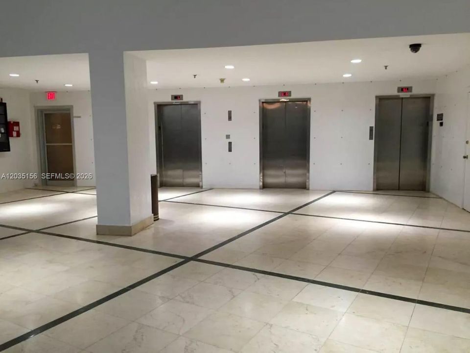 出租: $1,700 (0 贝兹, 0 浴室, 330 平方英尺)