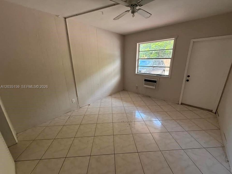 For Rent: $1,950 (2 beds, 1 baths, 900 Square Feet)