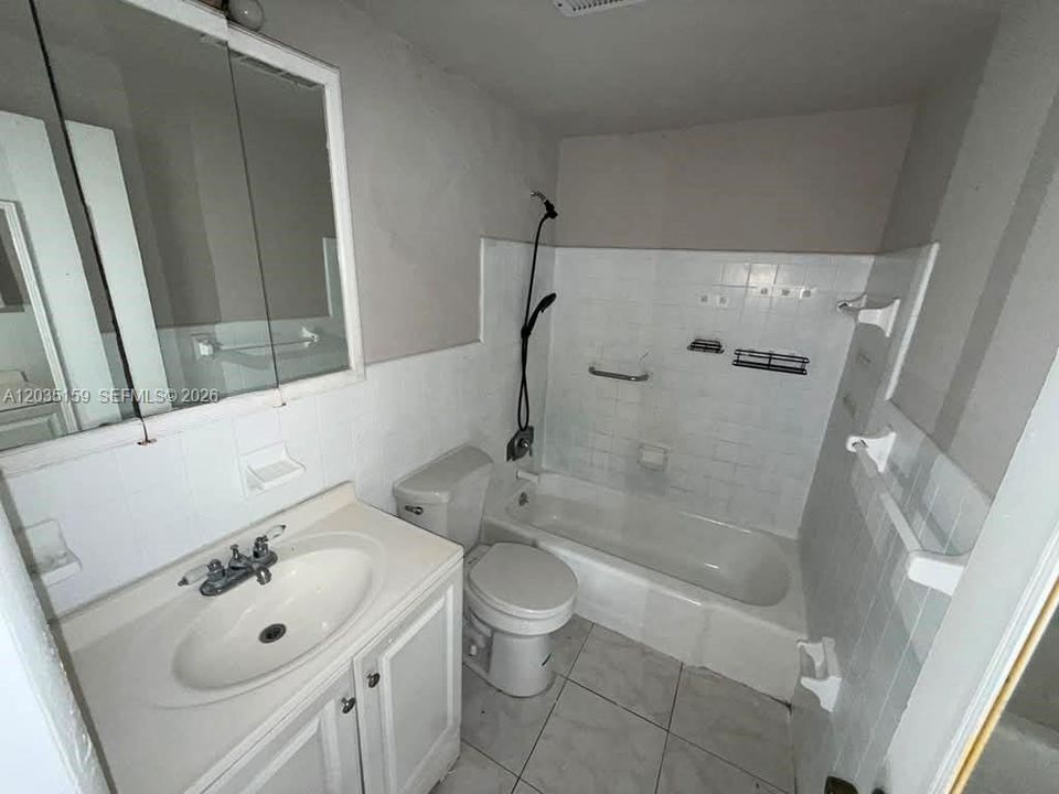 For Rent: $1,950 (2 beds, 1 baths, 900 Square Feet)