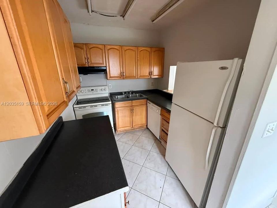 For Rent: $1,950 (2 beds, 1 baths, 900 Square Feet)