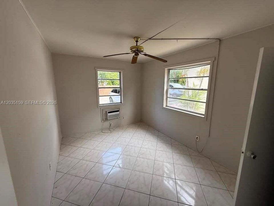 For Rent: $1,950 (2 beds, 1 baths, 900 Square Feet)