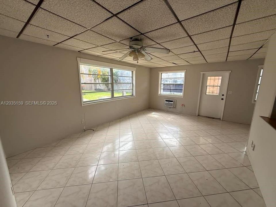 For Rent: $1,950 (2 beds, 1 baths, 900 Square Feet)