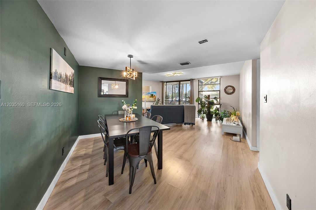 For Sale: $209,000 (2 beds, 2 baths, 1081 Square Feet)