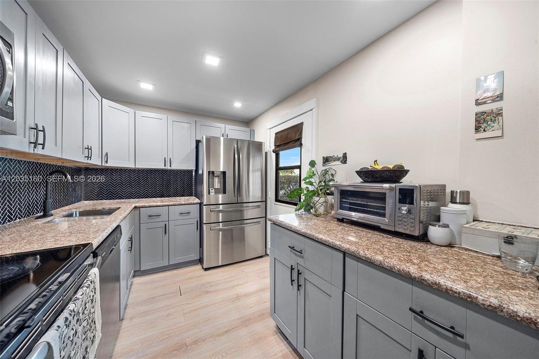 For Sale: $209,000 (2 beds, 2 baths, 1081 Square Feet)