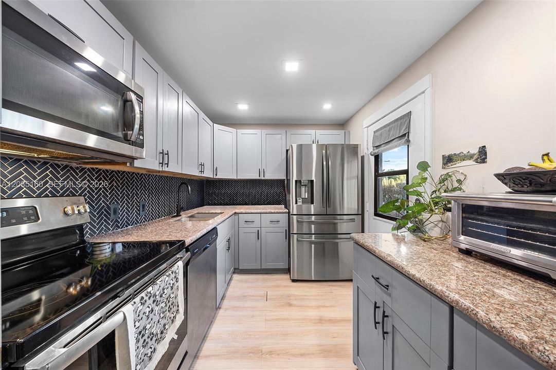 For Sale: $209,000 (2 beds, 2 baths, 1081 Square Feet)
