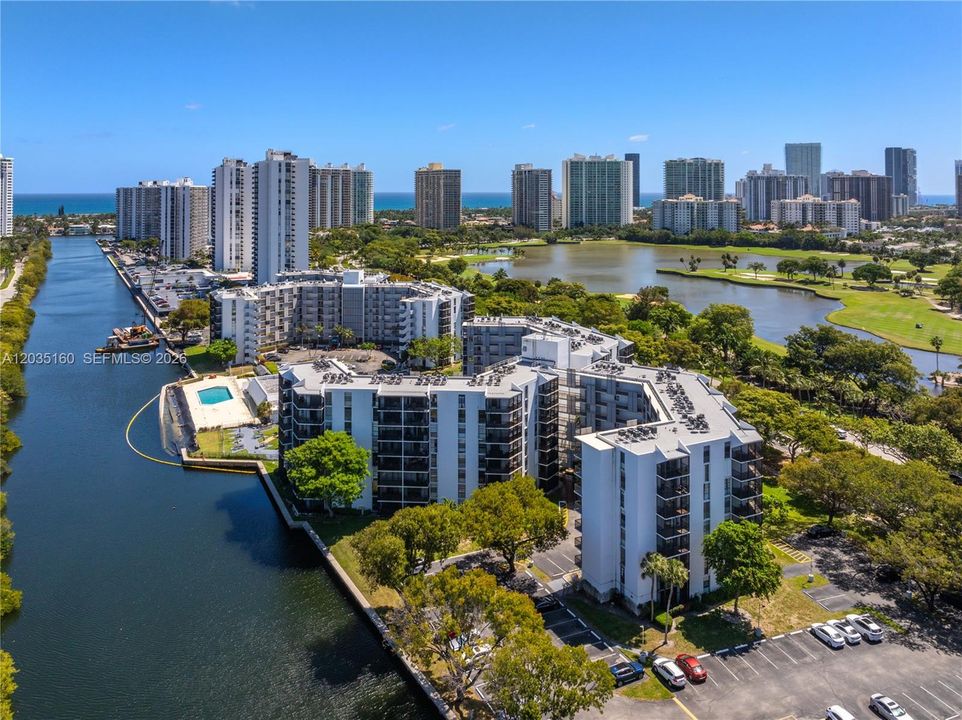 For Sale: $209,000 (2 beds, 2 baths, 1081 Square Feet)