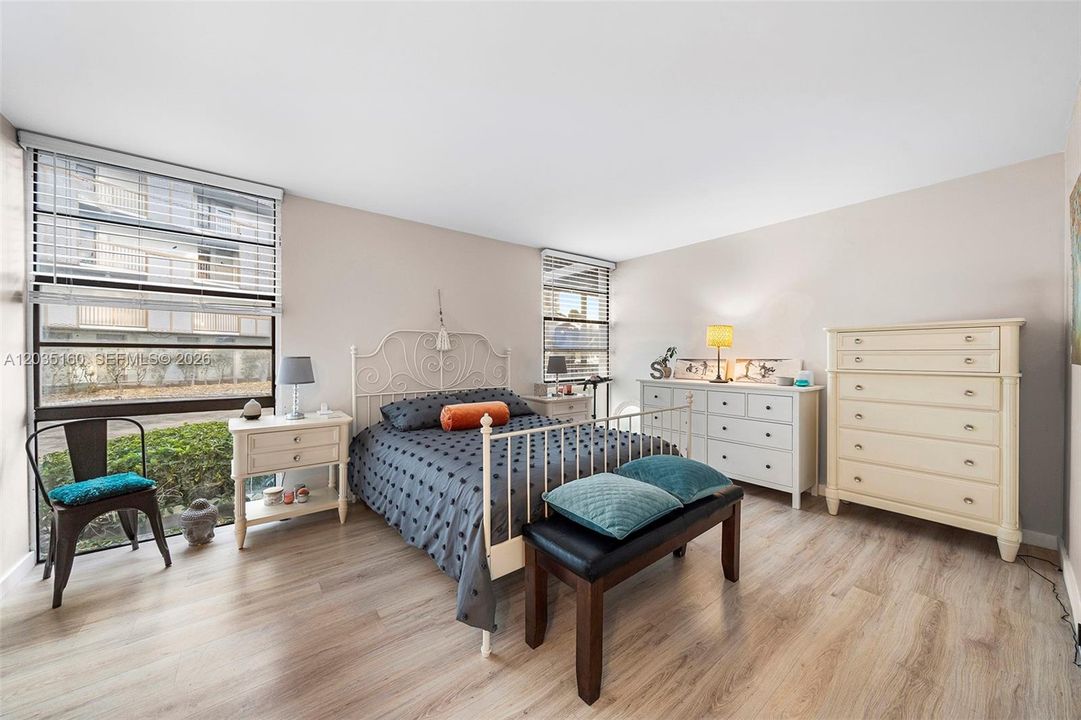 For Sale: $209,000 (2 beds, 2 baths, 1081 Square Feet)