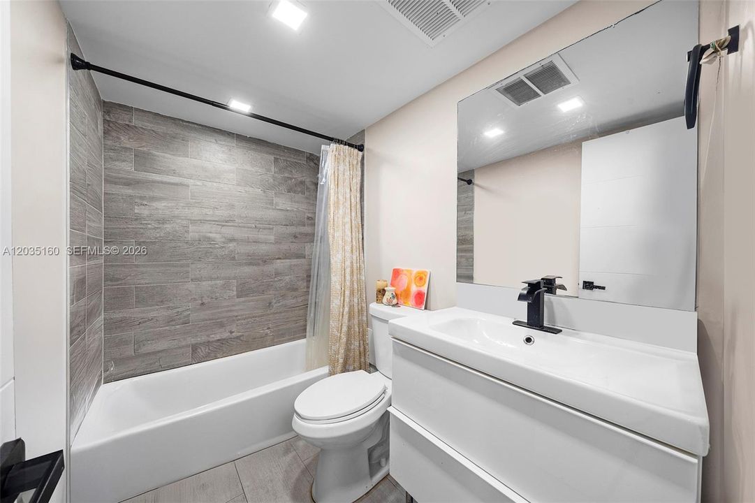 For Sale: $209,000 (2 beds, 2 baths, 1081 Square Feet)