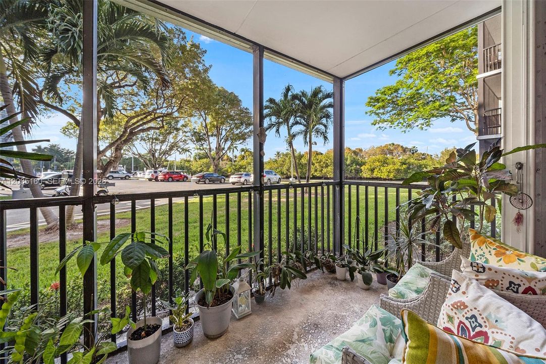 For Sale: $209,000 (2 beds, 2 baths, 1081 Square Feet)