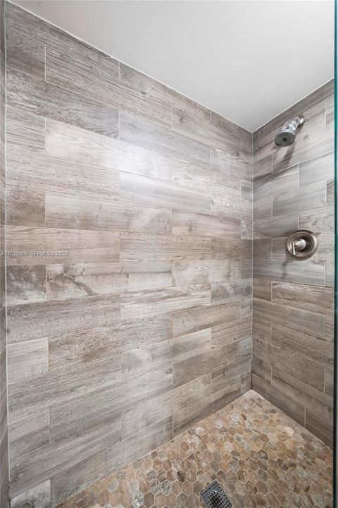 For Sale: $209,000 (2 beds, 2 baths, 1081 Square Feet)