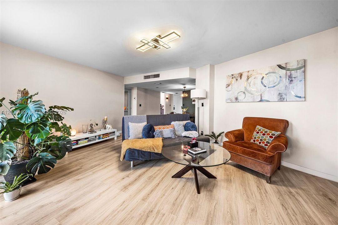 For Sale: $209,000 (2 beds, 2 baths, 1081 Square Feet)