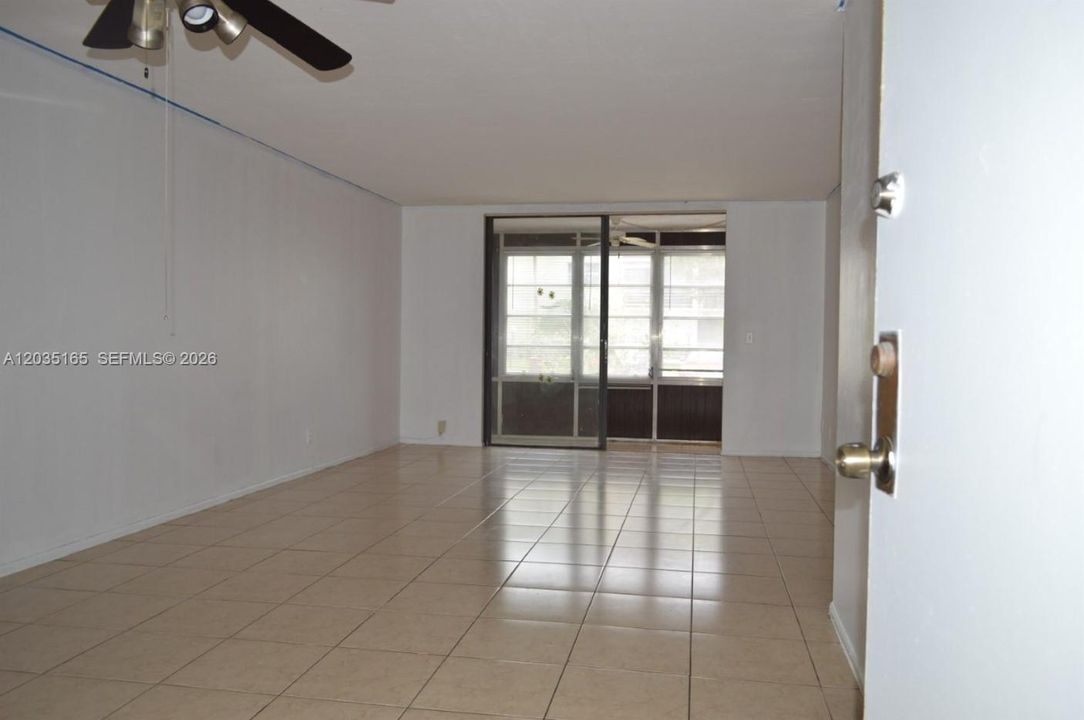 For Sale: $89,900 (1 beds, 1 baths, 748 Square Feet)