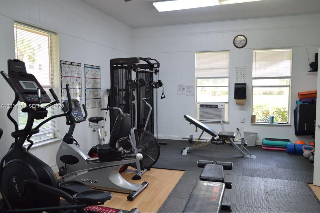 For Sale: $89,900 (1 beds, 1 baths, 748 Square Feet)