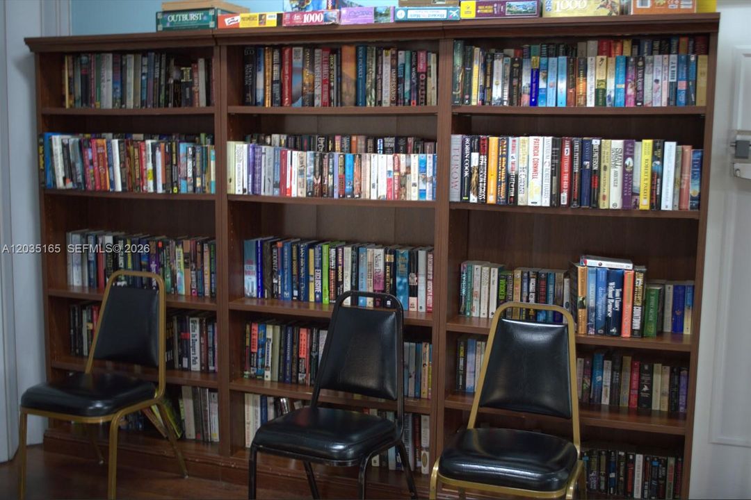 For Sale: $89,900 (1 beds, 1 baths, 748 Square Feet)