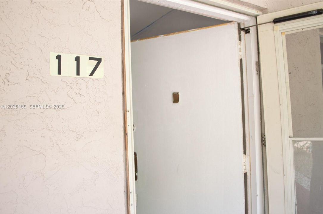 For Sale: $89,900 (1 beds, 1 baths, 748 Square Feet)
