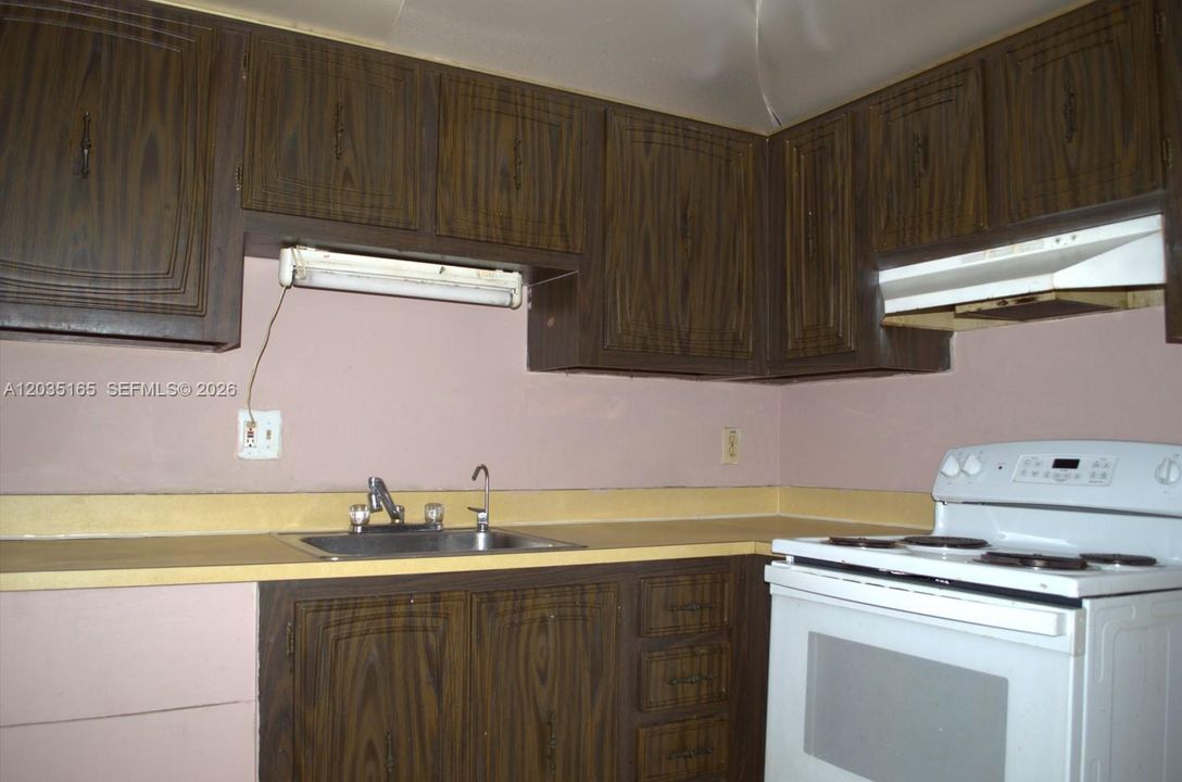 For Sale: $89,900 (1 beds, 1 baths, 748 Square Feet)