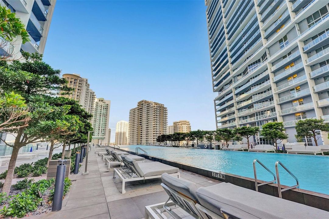 For Sale: $414,000 (0 beds, 1 baths, 598 Square Feet)