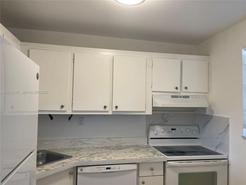For Rent: $1,950 (2 beds, 1 baths, 801 Square Feet)