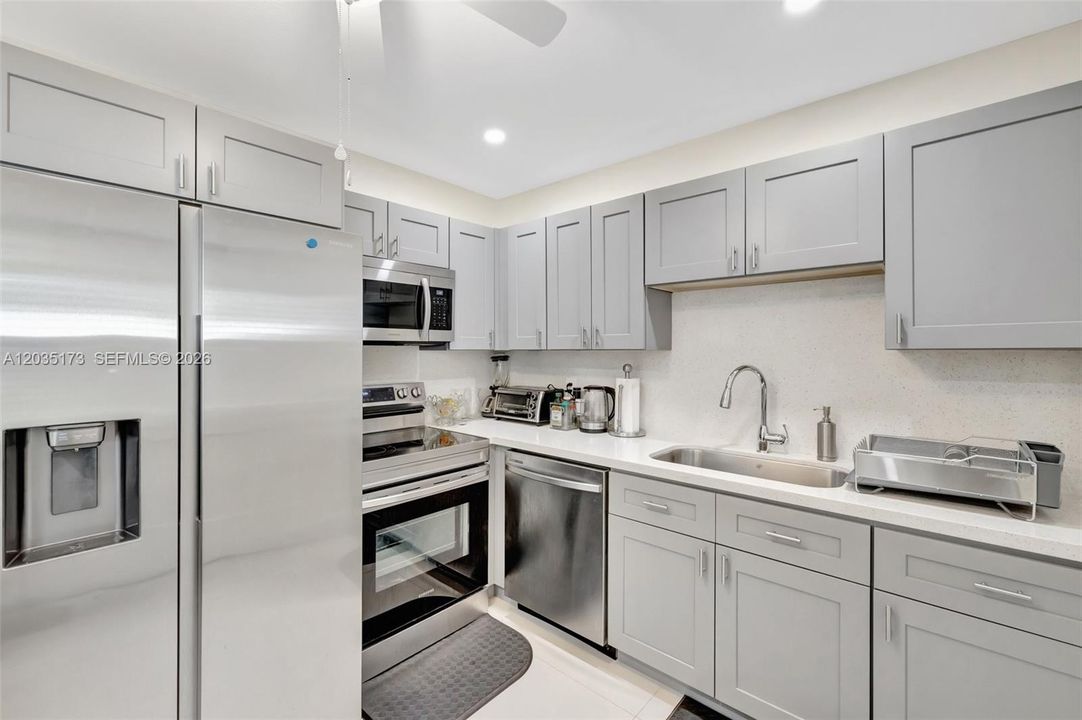 For Rent: $2,800 (2 beds, 1 baths, 1811 Square Feet)