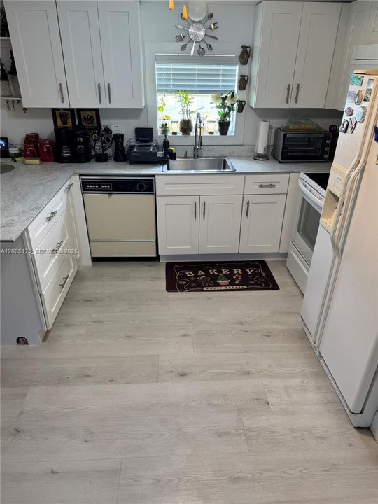 For Sale: $209,000 (2 beds, 2 baths, 710 Square Feet)