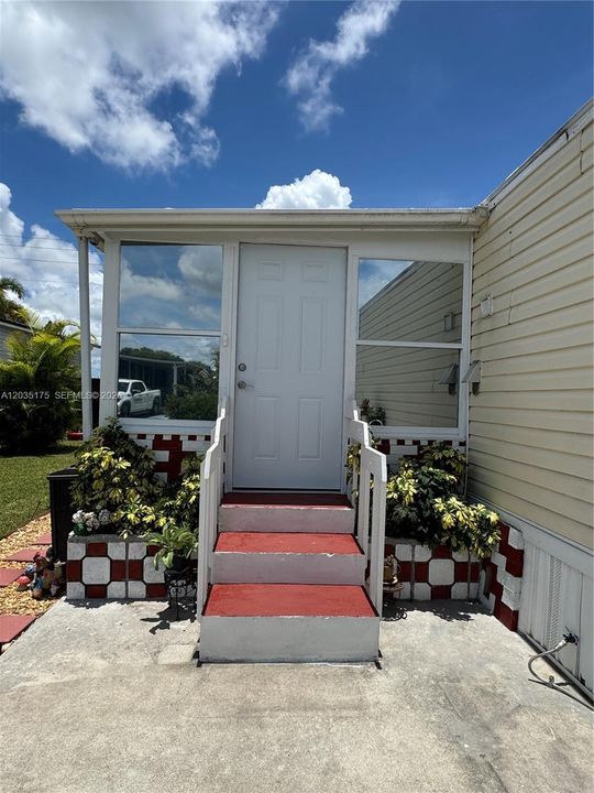 For Sale: $209,000 (2 beds, 2 baths, 710 Square Feet)