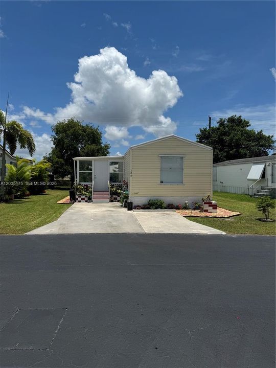 For Sale: $209,000 (2 beds, 2 baths, 710 Square Feet)