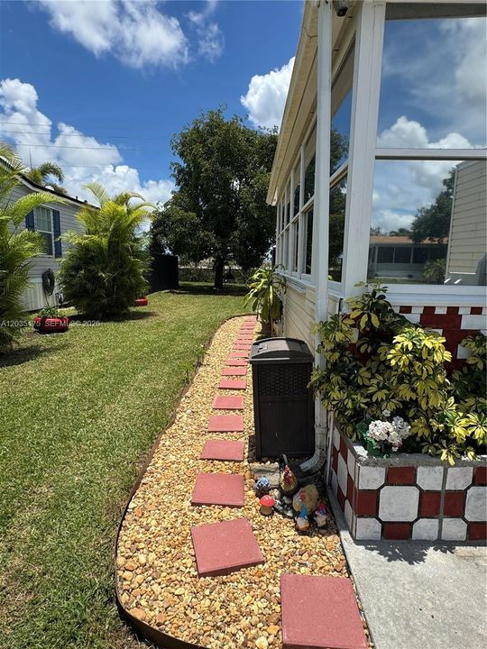 For Sale: $209,000 (2 beds, 2 baths, 710 Square Feet)