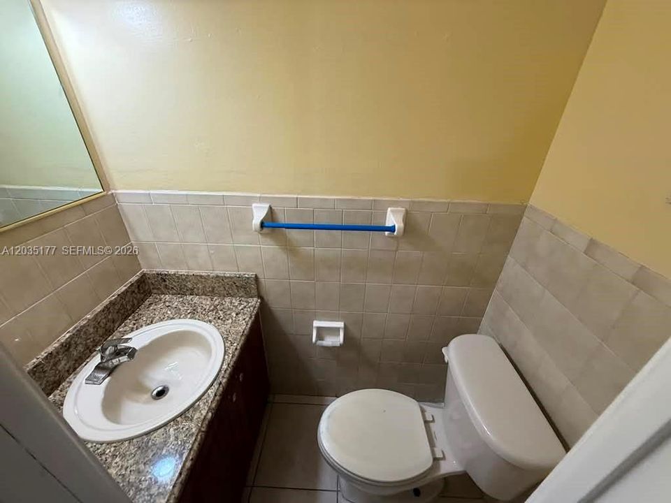 For Rent: $2,050 (2 beds, 1 baths, 866 Square Feet)