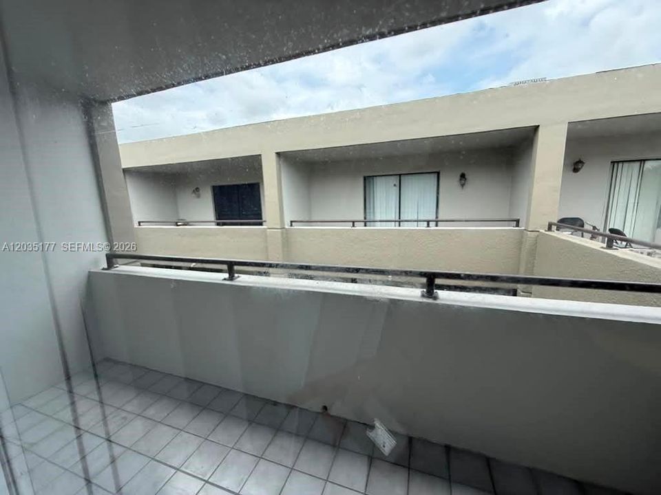 For Rent: $2,050 (2 beds, 1 baths, 866 Square Feet)