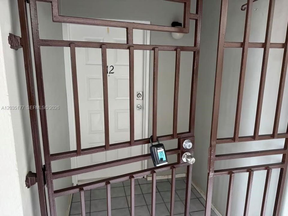 For Rent: $2,050 (2 beds, 1 baths, 866 Square Feet)
