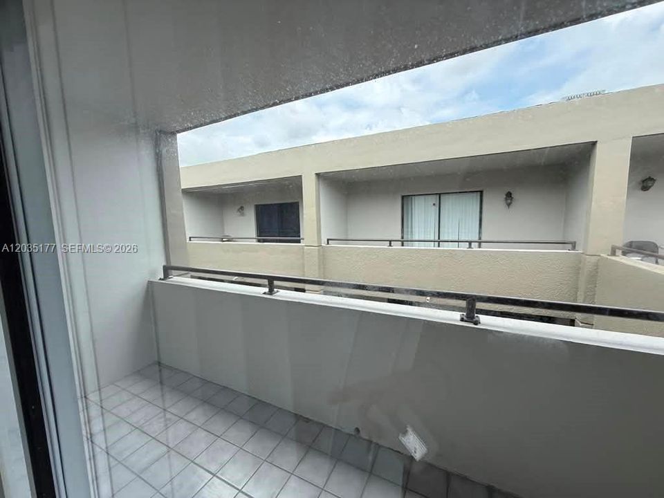 For Rent: $2,050 (2 beds, 1 baths, 866 Square Feet)