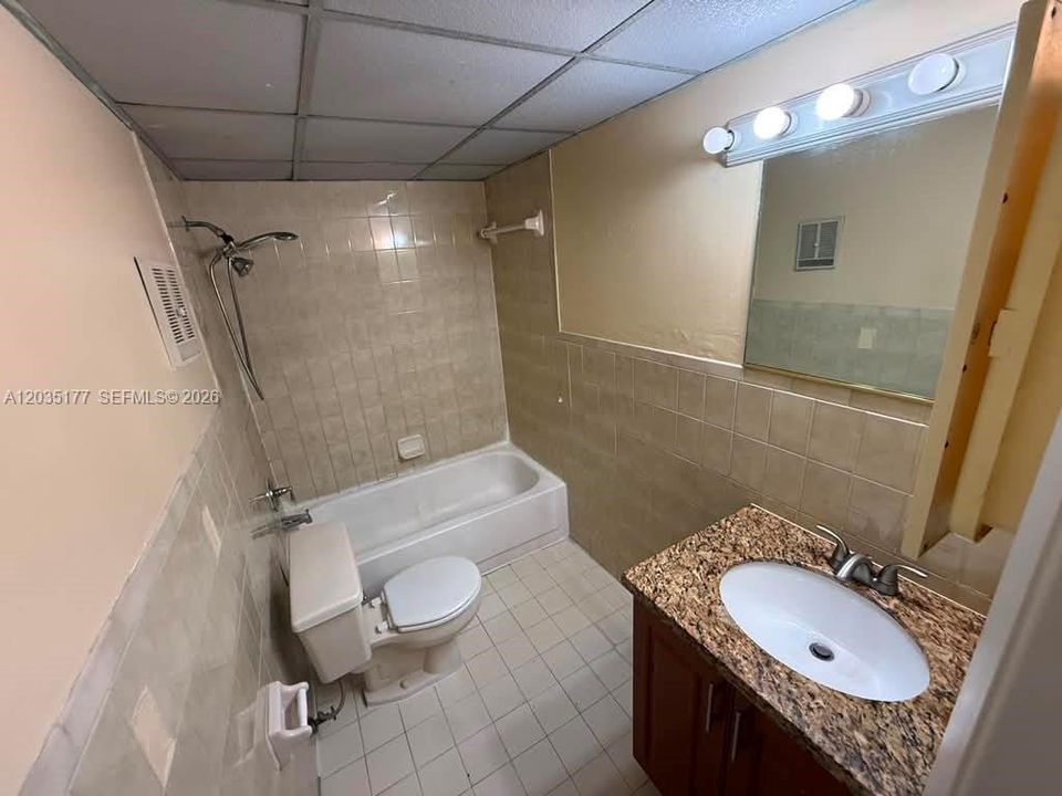 For Rent: $2,050 (2 beds, 1 baths, 866 Square Feet)