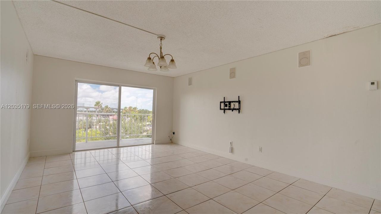 For Sale: $140,000 (2 beds, 2 baths, 1175 Square Feet)