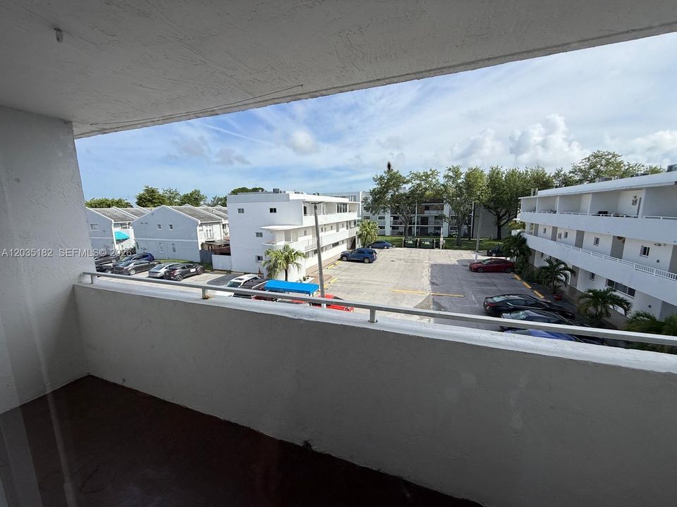 For Rent: $2,050 (2 beds, 1 baths, 760 Square Feet)