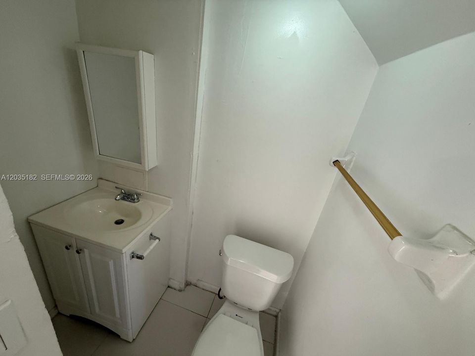 For Rent: $2,050 (2 beds, 1 baths, 760 Square Feet)
