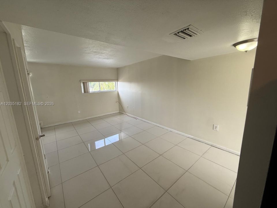 For Rent: $2,050 (2 beds, 1 baths, 760 Square Feet)