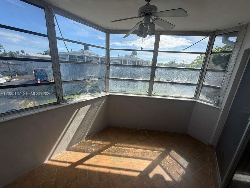 Active With Contract: $1,850 (2 beds, 1 baths, 860 Square Feet)