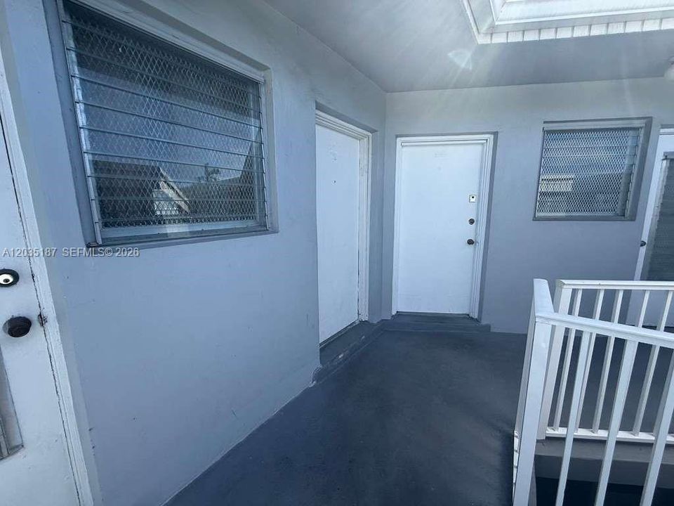 Active With Contract: $1,850 (2 beds, 1 baths, 860 Square Feet)