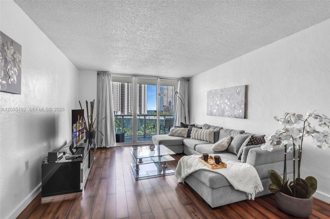 For Sale: $379,000 (1 beds, 1 baths, 1005 Square Feet)