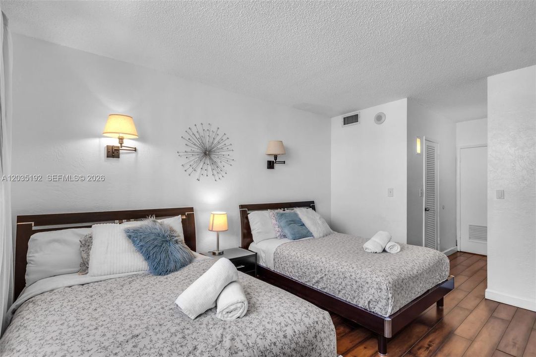 For Sale: $379,000 (1 beds, 1 baths, 1005 Square Feet)