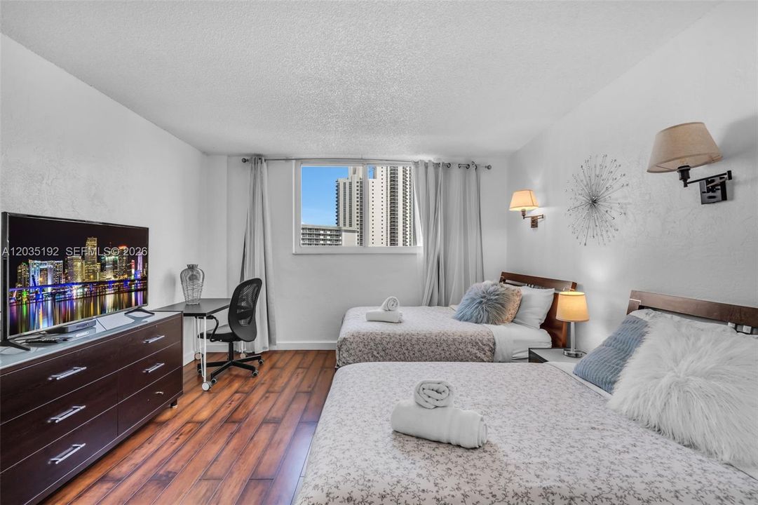 For Sale: $379,000 (1 beds, 1 baths, 1005 Square Feet)