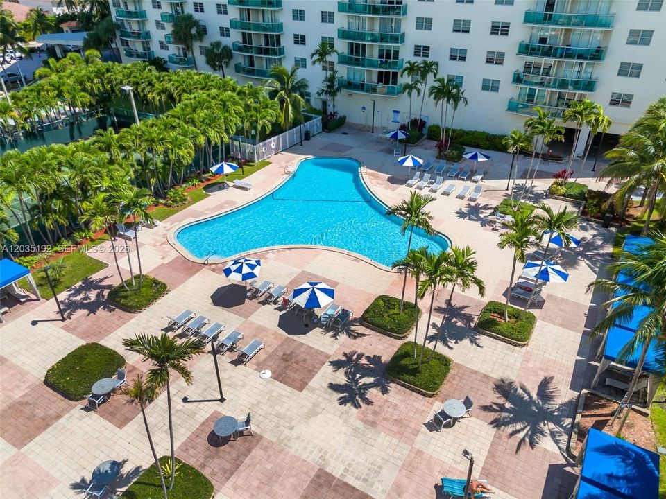 For Sale: $379,000 (1 beds, 1 baths, 1005 Square Feet)
