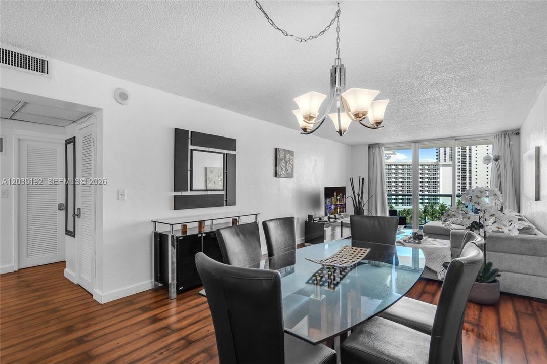For Sale: $379,000 (1 beds, 1 baths, 1005 Square Feet)