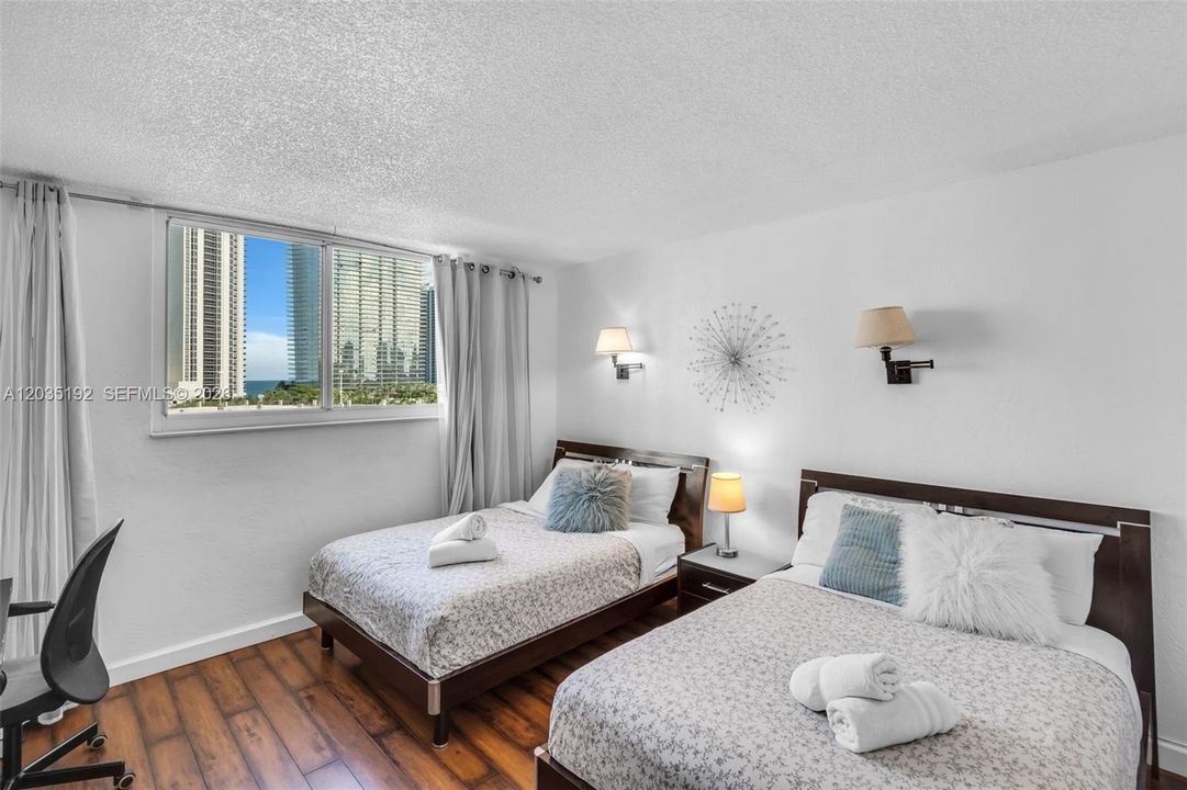 For Sale: $379,000 (1 beds, 1 baths, 1005 Square Feet)
