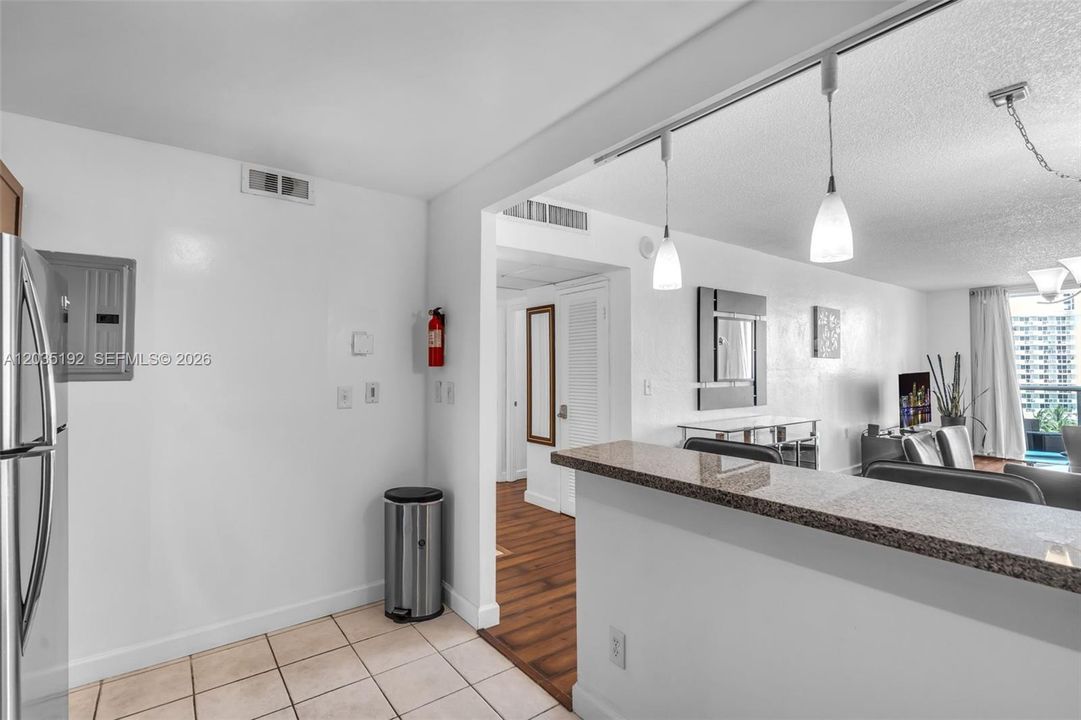 For Sale: $379,000 (1 beds, 1 baths, 1005 Square Feet)
